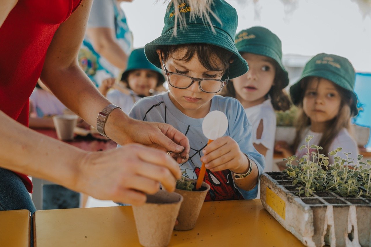 Criança numa atividade no âmbito do projeto Chão Fértil.